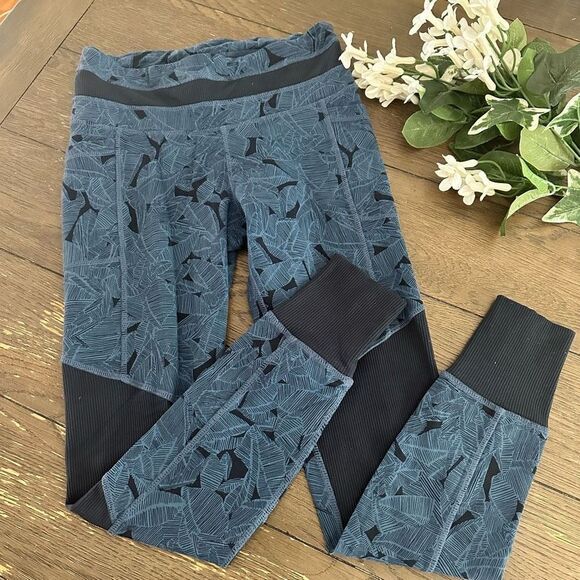 Athleta Navy Blue Tropical Excursion Leggings‎ Leaf Print Ribbed Cuff size Small - Picture 1 of 8